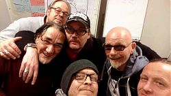 Selfie im Studio mit Eddie Mc Grogan (2. von re.) und der Band 24 Ours