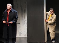 Aleksandr Zaitcev und Andrei Blazhelin vom Drama Theater Rjasan bei der Probe zu "Die Schroffensteins - Eine Familienschlacht"