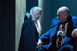 Christoph Stegemann und Stephan Klemm in der Oper "Don Carlo. Ein Requiem" 