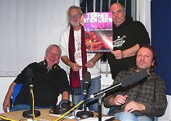 Feiern den 40. der Törner Stier Crew: Walter Stöver und Olaf Schräder, Moderator Frank Christoph Stephan und Peter Koller