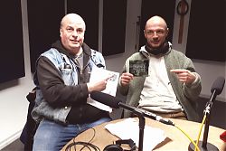 Moderator Frank Stephan mit Henke, dem Drummer der BLACK SPACE RIDERS