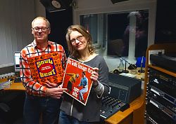 Ralf Clausen und Uschi Heeke mit zwei der vorgestellten Platten