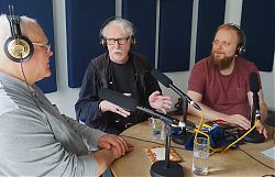 Moderator Volker Maria Hügel (Mitte) mit Andreas Eul und Joachim Bothe von MAMBA