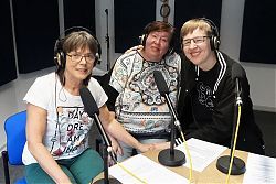Moderatorin Renate Rave-Schneider (Mitte) mit den Pink Floyd-Fans Lies und Helge