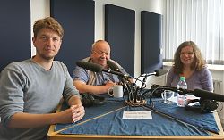 Jörg Rostek (links) und Dr. Julia Lis mit Moderator Gotwin Elges