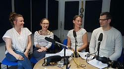 Lehrer*innen des Weiterbildungskollegs Münster mit Moderatorin Deborah Thielert