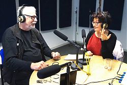 Moderator Volker Maria Hügel und Pfarrerin Alexandra Hippchen