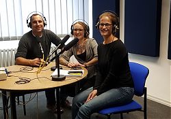 Oliver E. Henschen, Moderatorin Deborah Thielert und Sandra Tillmann