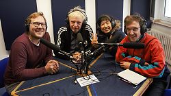 Moderator Dennis Welpelo (links) mit Bodytalk im Studio: Rolf Baumgart, Yoshiko Waki, Max Körner (Foto: Gabi Fortak)