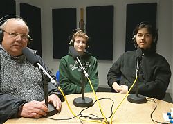 Moderator Gotwin Elges mit Nicole und Ernst vom Orgateam für „Fridays for Future“ in Münster. (Foto: Klaus Blödow)