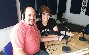 Oli und Frauke moderieren die erste Sendung von "Care on air" 2019.