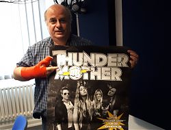 Moderator Frank Stephan präsentiert die Band Thundermother.