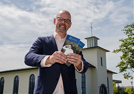 Anders als auf diesem Archivbild stellt Tim Eberhardt in der Sendung das neue Programm der Friedenskapelle für die Spielzeit 2019/20 vor