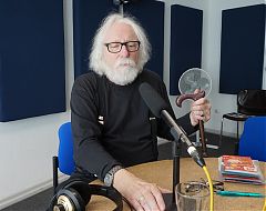 Volker Maria Hügel serviert Beats und Nuggets. (Foto: Klaus Blödow)