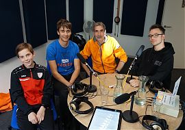Neil van Benthem (2. v. r.) von den "Scienstists for Future" zu Gast bei den jungen Bürgerfunkern von "Radio for Future". (Foto: Detlef Lorber)