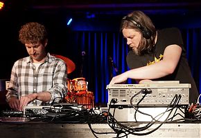 Bei der Arbeit: Baronski und Atwashere live auf der Bühne (Foto: Baronski)