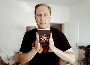 Thees Uhlmann und sein Buch über Die Toten Hosen. (Foto: Grand Hotel van Cleef)