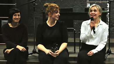Der LeseWurm lauscht (v.l.) Ursel Allenstein, Sarah Giese und Kjersti Skomsvold. (Foto: Volker Stephan)