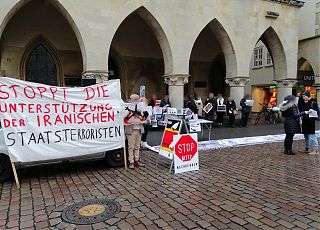 Die Solidaritätsgruppe Iran Münster, bei einer Mahnwache vor dem Friedenssaal/Rathaus in Münster