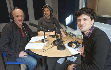 Beleuchtungsmeister Hermenegild Fietz mit den Moderatoren Florian Bender und Frederik Iven. (Foto: Klaus Blödow)
