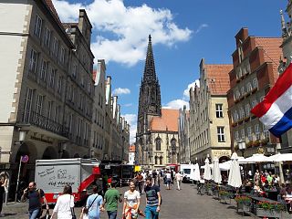 Der wegen Corona entzerrte Wochenmarkt dehnt sich vom Domplatz bis zum Prinzipalmarkt aus (Foto: Ralf Clausen)