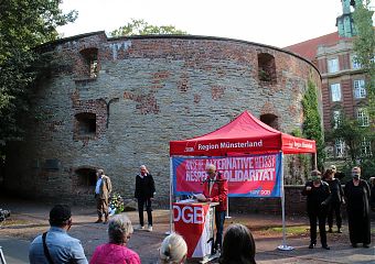 Antikriegstag in Münster: Kundgebung und Kranzniederlegung des DGB am Zwinger. (Foto: Jan Große Nobis)