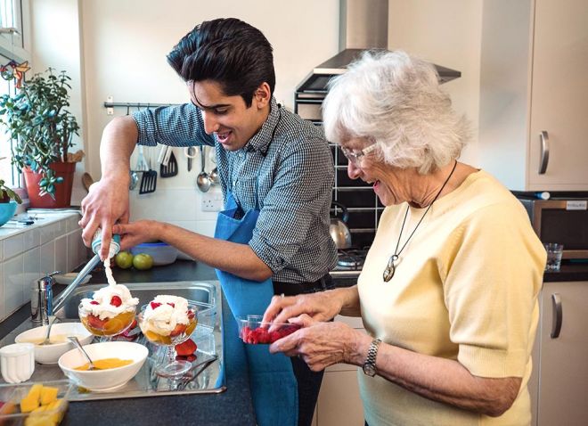 Jung und Alt beim Kochen