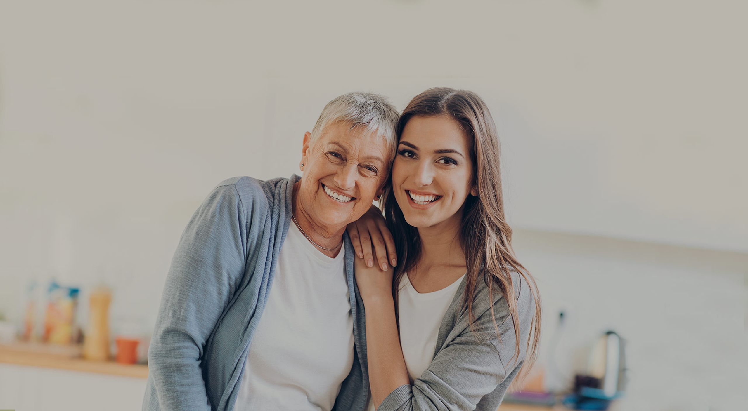 ältere Frau steht mit einer jungen Frau zusammen