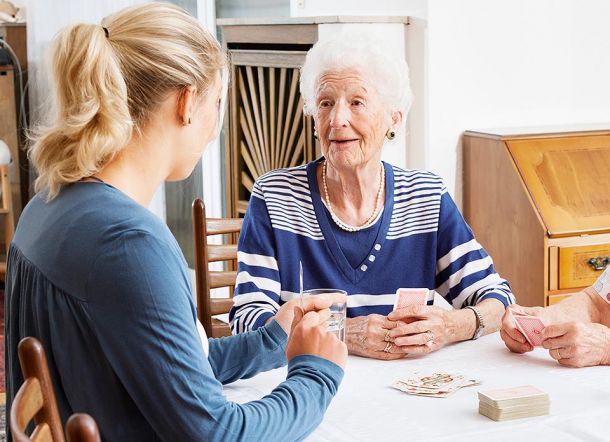 Jung und Alt beim Karetenspiel