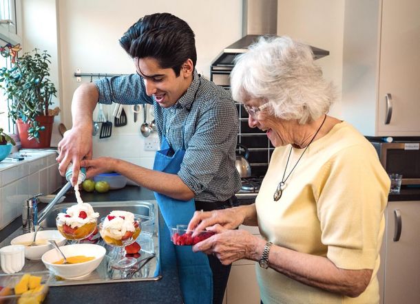 Jung und Alt beim Kochen