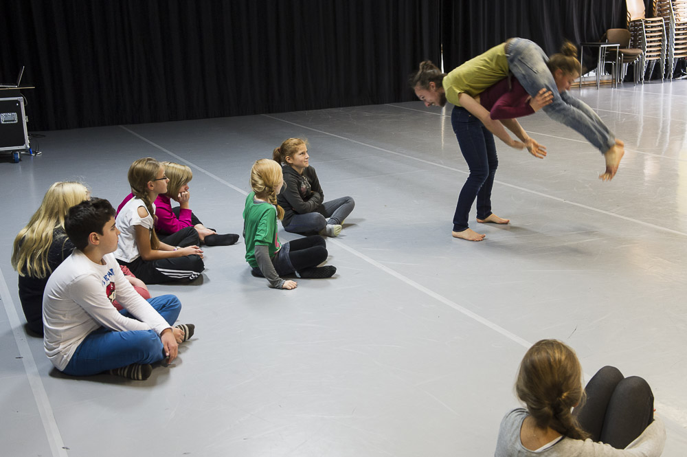Staunen bei den Kids: Tänzerin nimmt Tänzer Huckepack Foto: Thorsten Arendt