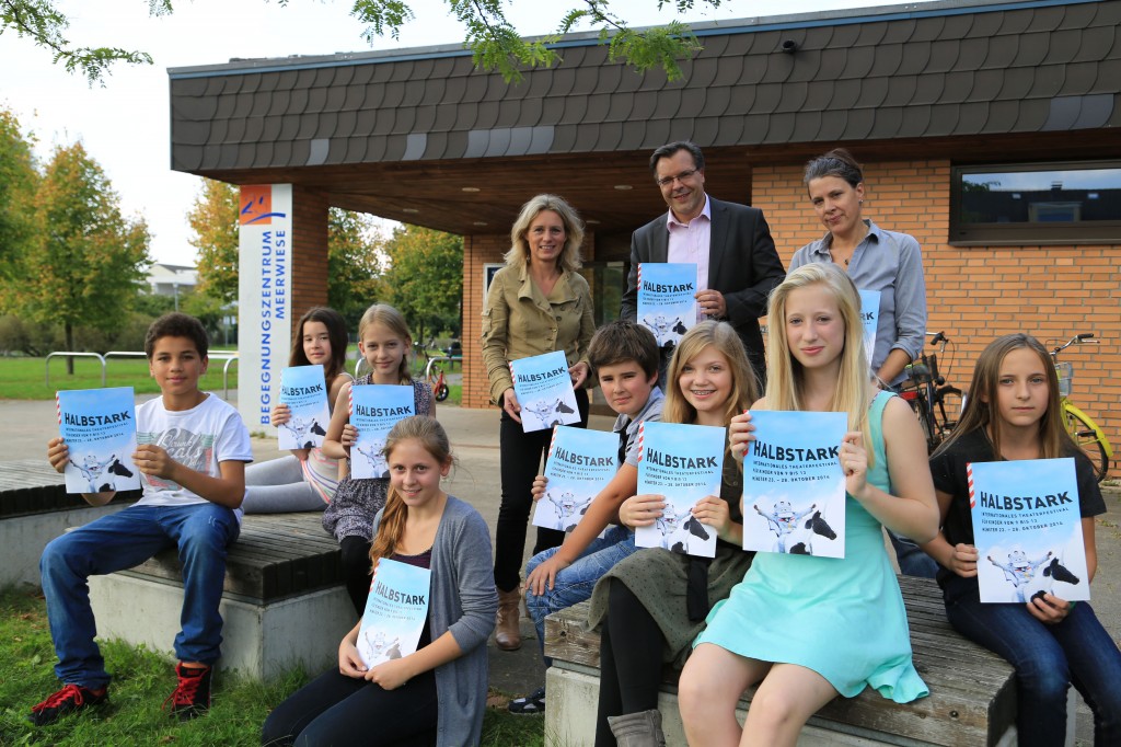 Zeigten bei  HALBSTARK ihre Talente (v.l.) Reinel, Rosa, Claire, Jule, Timur, Stella, Finja und Leonie. Im Hintergrund: Kulturamtsleiterin Frauke Schnell , Martin Schuster von den Stadtwerken Münster und Festivalleiterin Silvia Andringa.   Foto: Presseamt Münster 